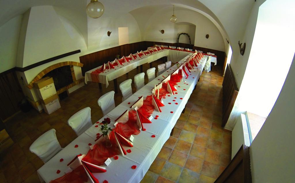 Penzion Zámek Rozsochatec Exterior foto