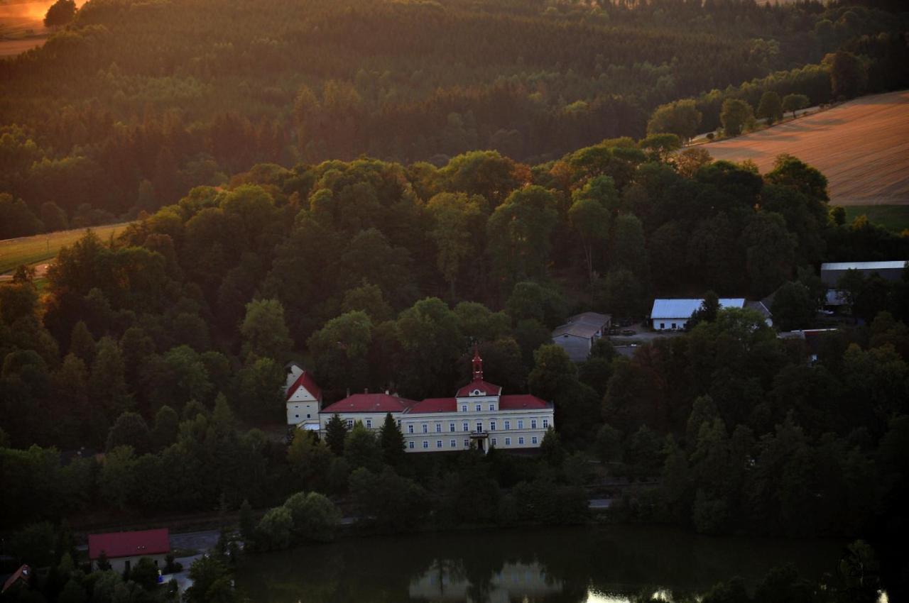 Penzion Zámek Rozsochatec Exterior foto